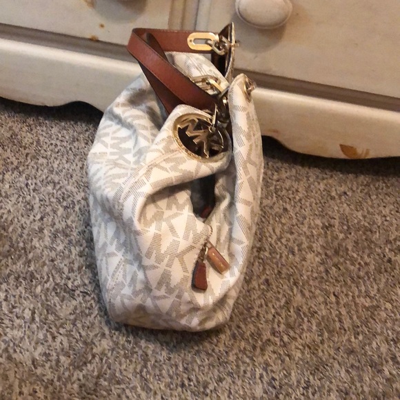 Michael kors cream purse basically brand new! - Picture 2 of 8